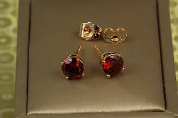 Сережки гвоздики Xuping Jewelry з червоним каменем на чотири кріплення 7 мм золотисті
