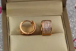 Сережки Xuping Jewelry широкі кільця з камінням 1.2 см золотисті - мініатюра 2