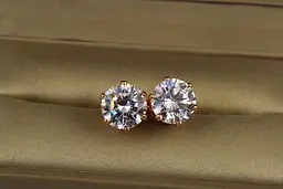 Сережки Xuping Jewelry гвоздики 9 мм оправа корона золотисті