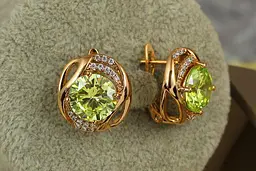 Серьги Xuping Jewelry кутюрье с салатовыми камнями 1,8 см золотистые - миниатюра 2