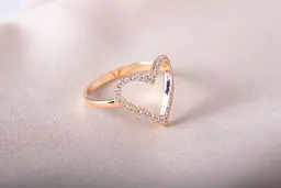 Каблучка-сердечко з червоного золота з фіанітами 19 K-0054 - мініатюра 7