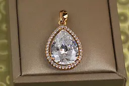 Кулон Xuping Jewelry крапля з білим фіанітом у обідку 2.4 см золотистий