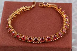 Браслет Xuping Jewelry з червоними каменями по всій довжині 19 см 6 мм золотистий
