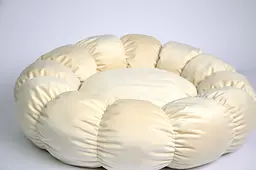 Лежак круглий Жасмін Zoobaza - молочний, 43х13