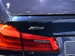 Емблема-напись X-Drive для BMW чорна глянцева 90х15 мм (новий тип) пластик (на скотчі) - мініатюра 3