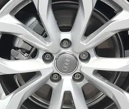 Ковпачки колеса на литі диски Audi 61 мм логотип об'ємний Хром Сірі 1 шт - мініатюра 2