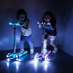 Самокат дитячий Micro Maxi Deluxe Glow LED 3-колісний сяйнисто-пурпуровий (MMD367) - мініатюра 8