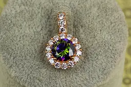 Кулон Xuping Jewelry круглий камінь темний хамелеон у обідку з фіанітів 2.3 см золотистий