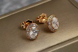 Сережки гвоздики Xuping Jewelry овальні малинки з білими каменями 10 мм золотисті