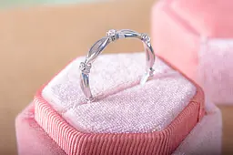 Каблучка з родієвого срібла з фіанітами 16.5 SK-0008