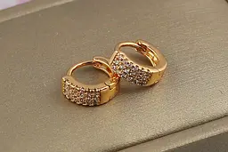 Сережки Xuping Jewelry кільця з трьома доріжками з каменів 1 см золотисті