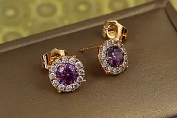 Сережки гвоздики Xuping Jewelry фіолетовий камінь в обідку із фіанітів 9 мм золотисті