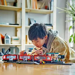 Конструктор LEGO City Трамвай і вокзал у центрі міста 811 деталей (60423) - мініатюра 6