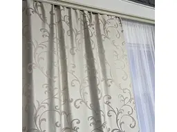 Жакардові штори "вензель" бежевого кольору 2шт. 150х270 з білим шифоновим тюлем 400х270, на тасьмі ALBO pbe0052764 - мініатюра 7
