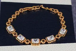 Браслет Xuping Jewelry з п'ятьма великими квадратними фіанітами 18.5 см 10 мм золотистий