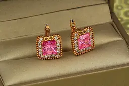 Сережки Xuping Jewelry вічність з рожевим каменем 1,3 см золотисті