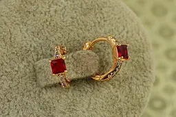 Сережки дитячі Xuping Jewelry Чарівні грані із червоним каменем 1,2 см золотисті - мініатюра 2
