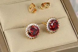 Сережки гвоздики Xuping Jewelry соняшник з червоним каменем 1.2 см золотисті - мініатюра 2