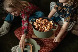 Каструля чавунна Fiskars Norden 4л колір кропива, з кришкою (1071128) - мініатюра 9