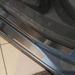 Накладки на пороги для Skoda Octavia A5 2004-2014 Нержавіюча сталь із загином та Логотипом 8 шт (Premium P-SK05) - мініатюра 3