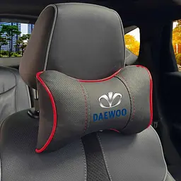 Подушка на підголівник з логотипом Daewoo Екошкіра 3D Кольоровий лого Чорна-Червоний кант 1 шт