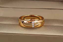 Обручка Xuping Jewelry класика 6 мм з трьома камінчиками р 19 золотиста - мініатюра 2