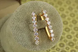 Сережки Xuping Jewelry доріжка з крупними білими каменями 3,3 см золотисті