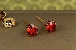 Сережки гвоздики Xuping Jewelry з червоним каменем на чотири кріплення 6 мм золотисті