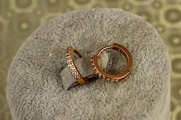 Сережки Xuping Jewelry кільця з камінням Адажио 1,2 см золотисті - мініатюра 2