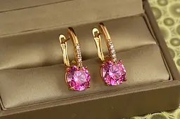 Сережки Xuping Jewelry Стрілка із великим рожевим каменем 2,7 см золотисті
