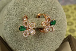 Сережки Xuping Jewelry катарантус із зеленим каменем 1,5 см золотисті - мініатюра 2