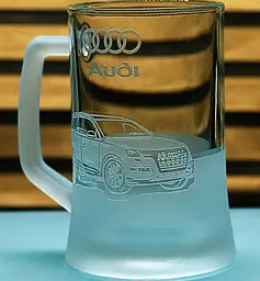 Пивний келих 660 мл з гравіюванням Ауді Q7 Audi подарунок для автолюбителя  кухоль для пива з логотипом авто - мініатюра 3