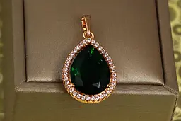 Кулон Xuping Jewelry крапля із зеленим фіанітом у обідку 2.4 см золотистий