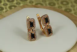 Сережки Xuping Jewelry пісочні часи із чорними каменями 1.7 см золотисті - мініатюра 3