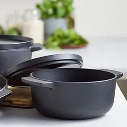 Каструля KitchenAid Matte Oven-to-table чавунна з кришкою 22 см 3.3 л чорна (CC004899-001) - мініатюра 3
