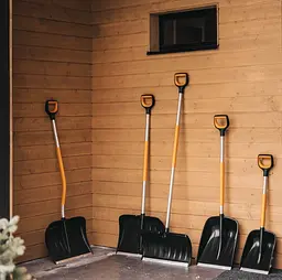 Лопата Роллер для прибирання снігу Fiskars SnowXpert Roller X-series ™ (1057179) - мініатюра 5