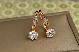 Сережки Xuping Jewelry соло із білим каменем 1,7 см золотисті