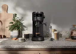 Electrolux Кофеварка ріжкова, 1л, мелена, ручний капуч, LED-дисплей, підігрів чашок, чорний - мініатюра 2