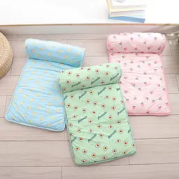 Підстилка, що охолоджує, з подушкою Derby Ice Silk Summer Pet Cooling Mat Strawberry для домашніх тварин 60х80 см - мініатюра 6