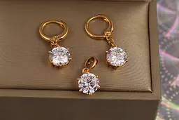 Набір Xuping Jewelry сережки та кулон білі камені 8 мм шість кріплень золотистий