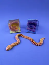 Друкована 3D-фігурка змія-антистрес (фіджет, гнучка конструкція), розмір 30×2×1,2 см, у дисплей-боксі (24 шт.), 4 види, QD403