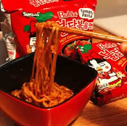 Локшина швидкого приготування Samyang Buldak Hot Chicken Tomato Pasta Flavour Ramen 140г - мініатюра 5
