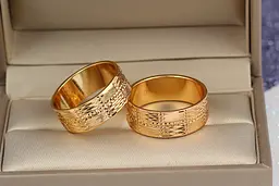 Обручка Xuping Jewelry гранований малюнок квадрати 8 мм р 22 золотиста - мініатюра 2