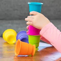 Іграшка Fat Brain Toys Suction Kupz М'які чашки тактильна 6 шт. (F183ML) - мініатюра 9