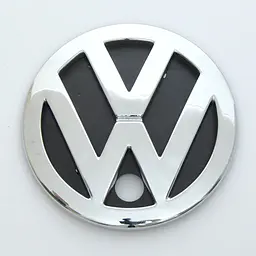 Емблема для Volkswagen Bora 1999-2004 зад скотч пластикова скотч опукла 90 мм (1J5 853 601C)