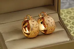 Сережки кільця Хuping Jewelry широкі шагреньові із зірочками 2,5 см золотисті - мініатюра 2