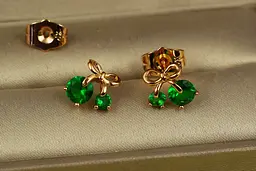 Сережки гвоздики Xuping Jewelry ягідки на бантику із зеленими камінцями 9 мм золотисті - мініатюра 2