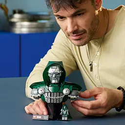 Конструктор LEGO Super Heroes Marvel Бюст Доктора Дума 379 ел. (76345) - мініатюра 14
