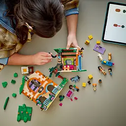 Конструктор LEGO Friends Ранчо і стайня поні 727 деталей (42654) - мініатюра 15