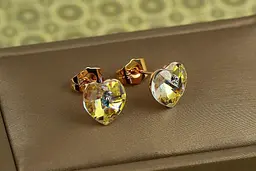Сережки гвоздики Xuping Jewelry Сваровські сердечки жовті хамелеон 1 см золотисті - мініатюра 2